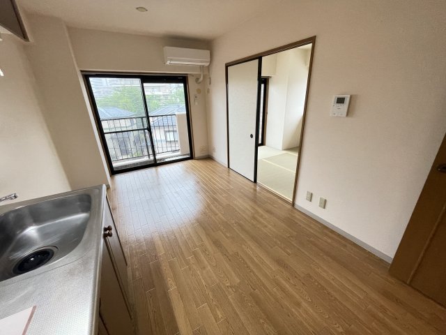 居室・リビング　別号室（角部屋）の参考写真です