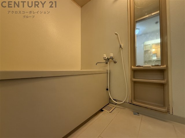 バス・シャワールーム　シンプルな浴室