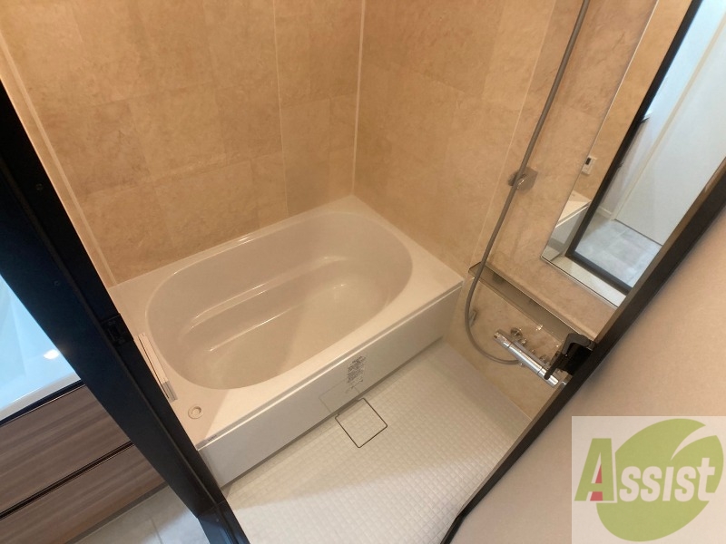 バス・シャワールーム　お風呂です。広々したバスでゆっくりくつろげます。