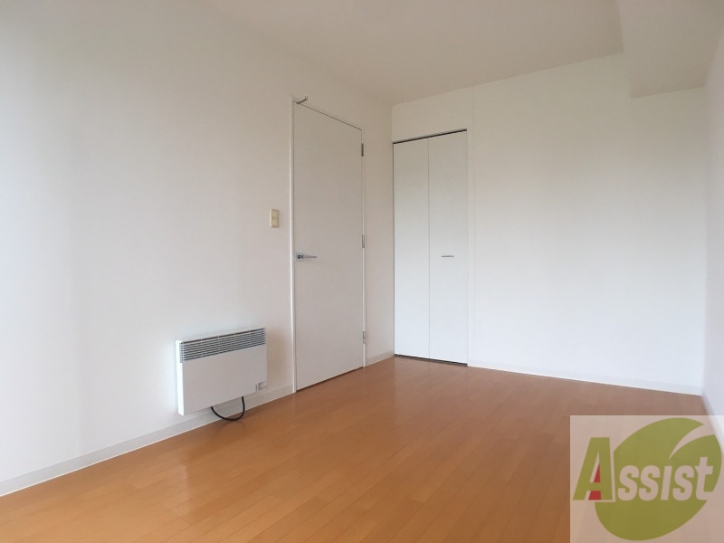 その他部屋・スペース　戸を閉めるとリビングと区切られた寝室にすることができますよ。