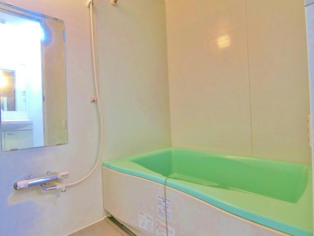 バス・シャワールーム　室内写真は別部屋の写真です。