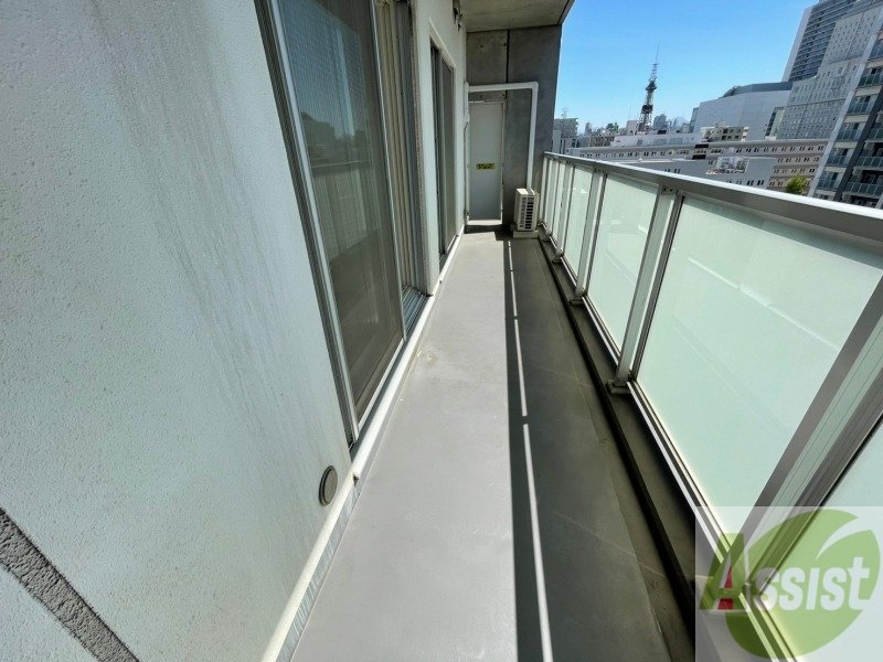 バルコニー　バルコニーは幅が広い印象を受けました！！