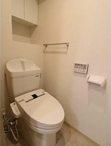 トイレ　※写真は別の階のお部屋です。