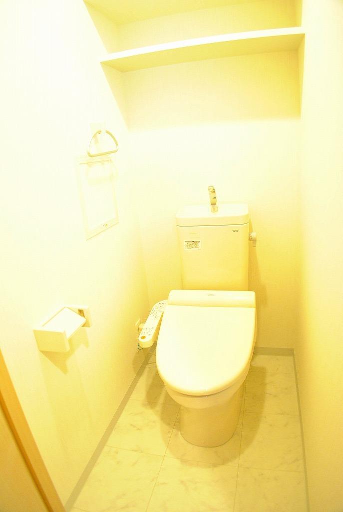 トイレ　La Douceur心斎橋（ラドゥセール心斎橋）　温水暖房便