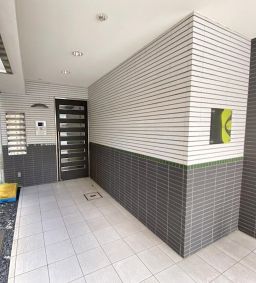 エントランス　落ち着いたエントランスです