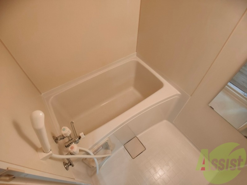 バス・シャワールーム　バスルームは狭すぎず、シャワーも浴びやすそうです。