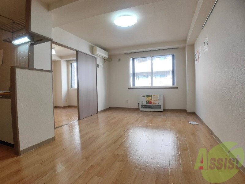 居室・リビング　９．６帖のＬＤＫです。広々として、きれいですね。