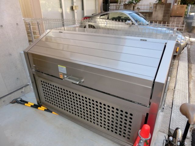 その他　敷地内にゴミ捨て場があるのでらくらくですね