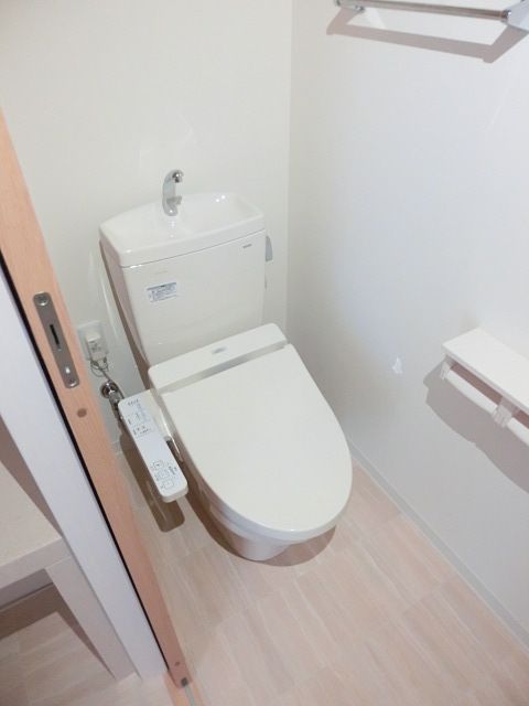 トイレ　ウオシュレット付きで快適。