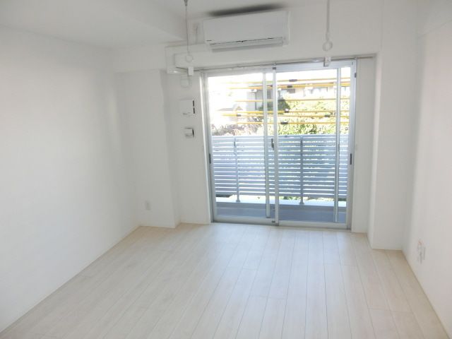 居室・リビング　白を基調としたキレイなお部屋