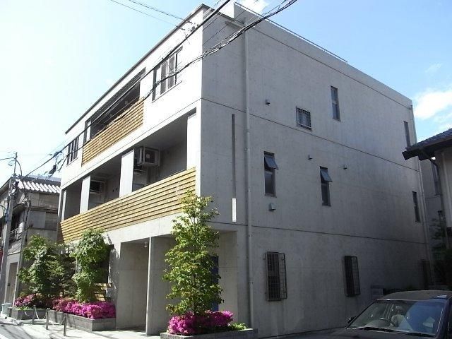 建物外観　コンクリート打ちっぱなしの外観・日当たり良好