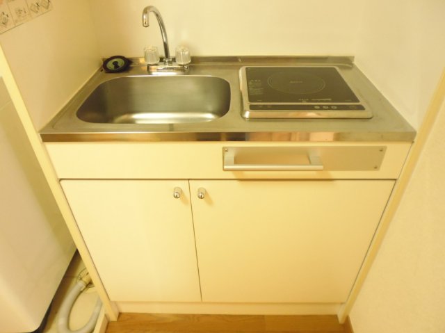 キッチン　１口のＩＨクッキングヒーター付です。