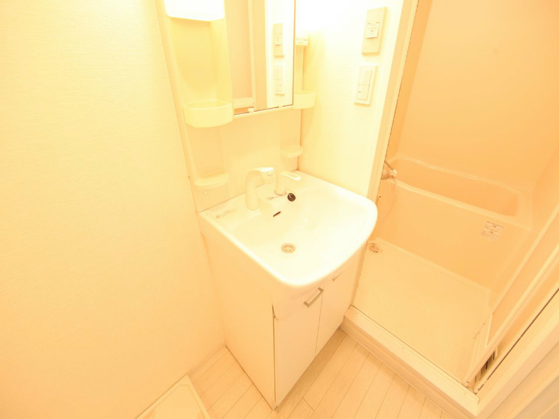 洗面設備　脱衣所　独立洗面台（シャンプードレッサー付）収納スペース有