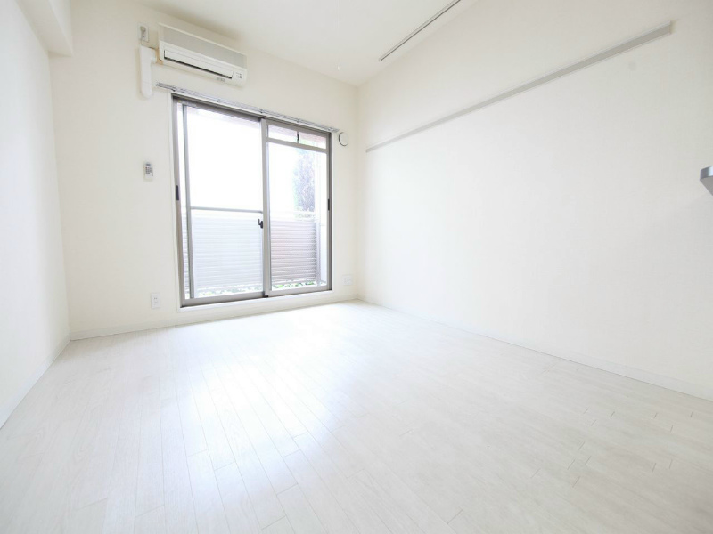 バルコニー　洋室6.5帖　エアコン完備　収納充実しています