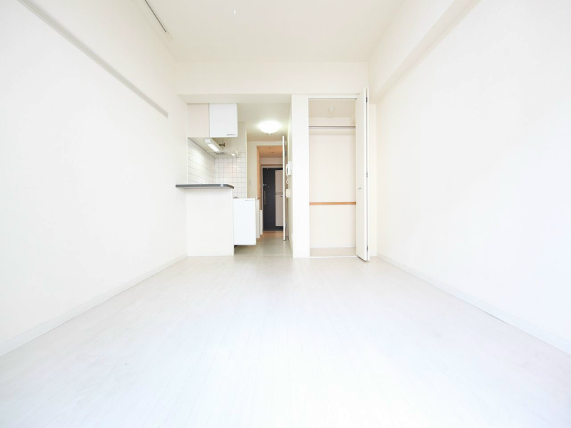 居室・リビング　洋室6.5帖　エアコン完備　収納充実しています