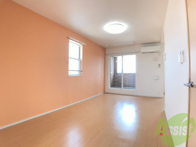 居室・リビング　オレンジのアクセントクロスがすてきなリビングです