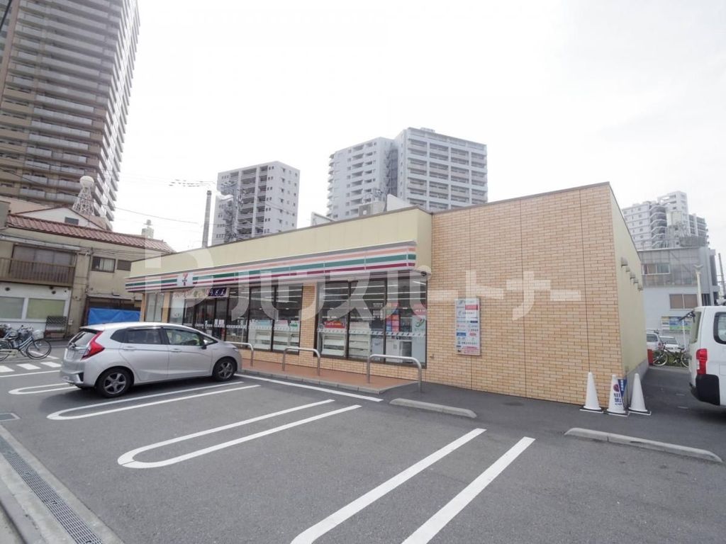 コンビニ　セブンイレブン荒川町屋1丁目店（コンビニ）まで120m