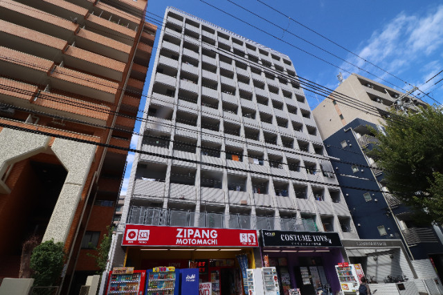 建物外観　シャープなデザインの外観