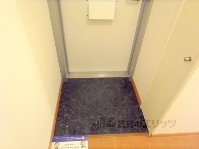 玄関　白と黒を基調としたおしゃれな玄関です。