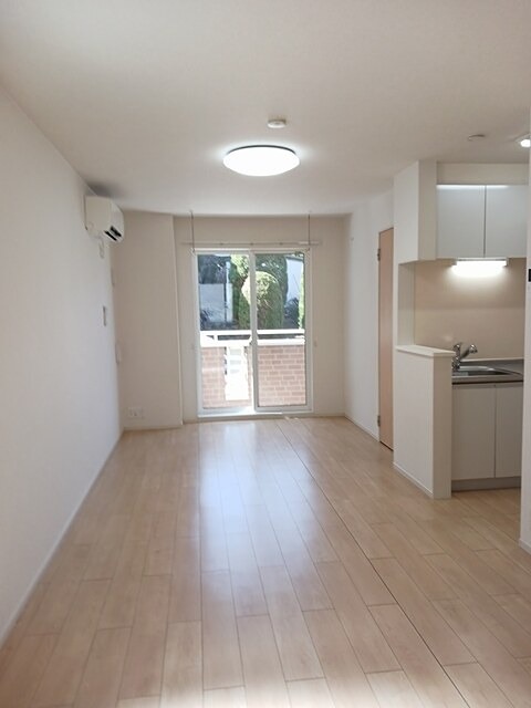 居室・リビング　エアコン完備のきれいな室内です。