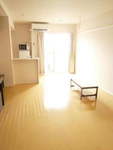 居室・リビング　号室によって左右反転プランがあります