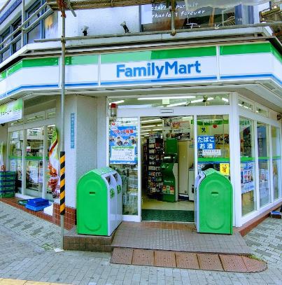 コンビニ　ファミリーマート梅ヶ丘駅前店（コンビニ）まで424m