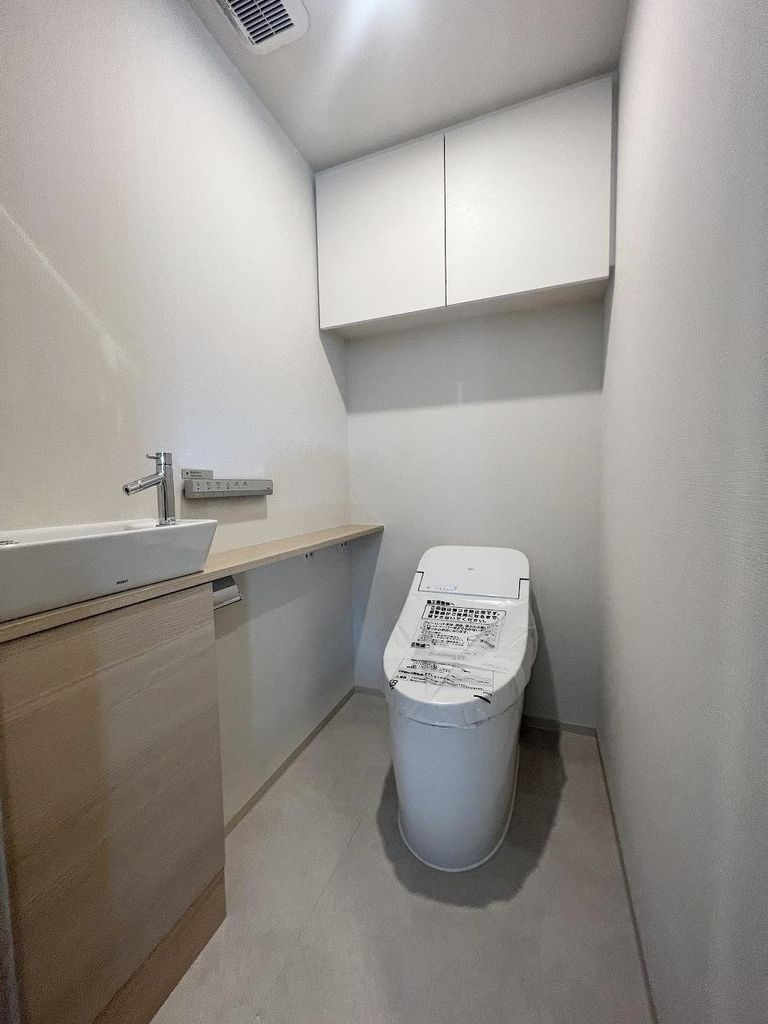 トイレ　温水洗浄便座トイレ（トイレ内に手洗いカウンターがあります）