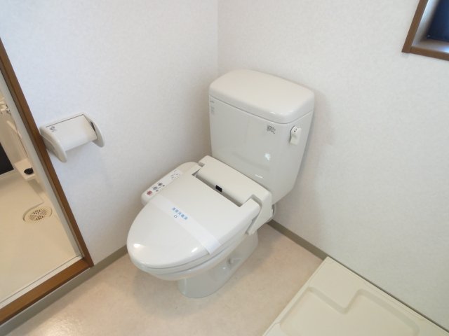 トイレ　同物件別号室のものです。