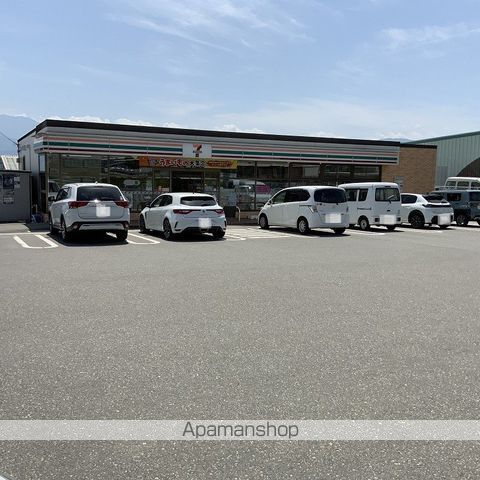 コンビニ　セブンイレブン（コンビニ）まで707m