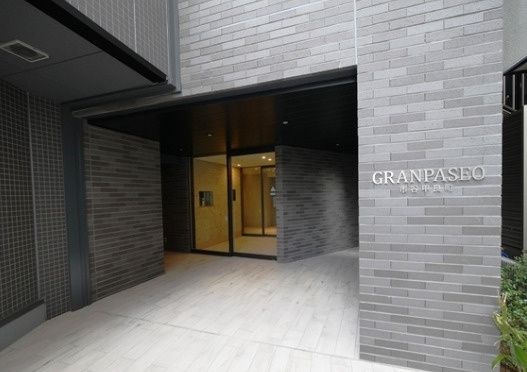 エントランス　落ち着いたエントランスです