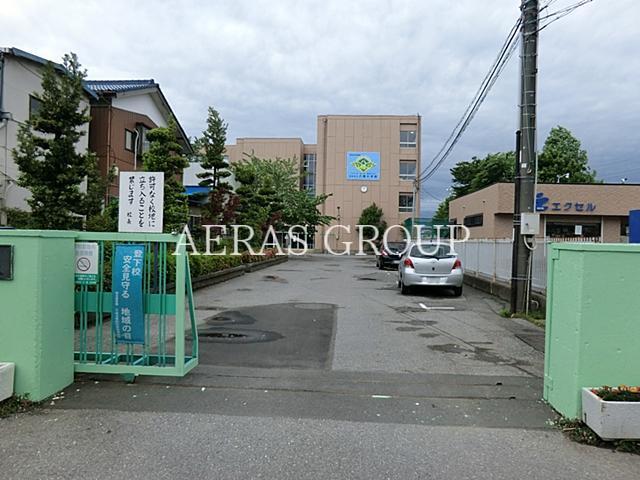 小学校　草加市立八幡小学校（小学校）まで873m