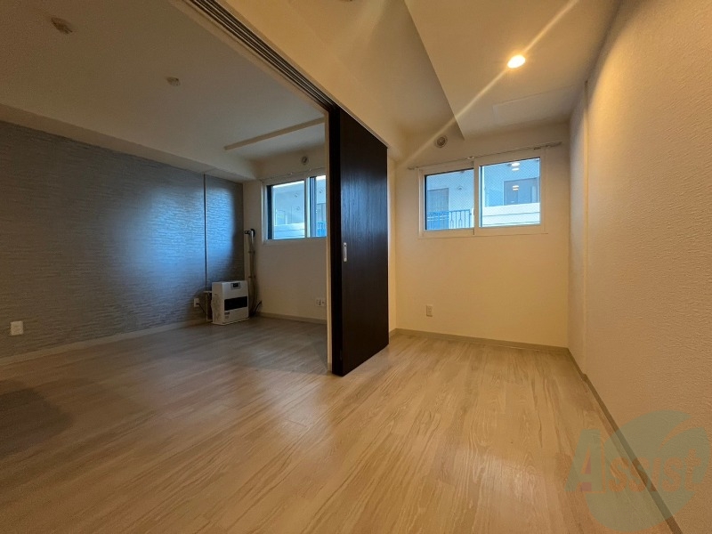 その他部屋・スペース　戸を閉めるとリビングと区切られた寝室にすることができますよ。