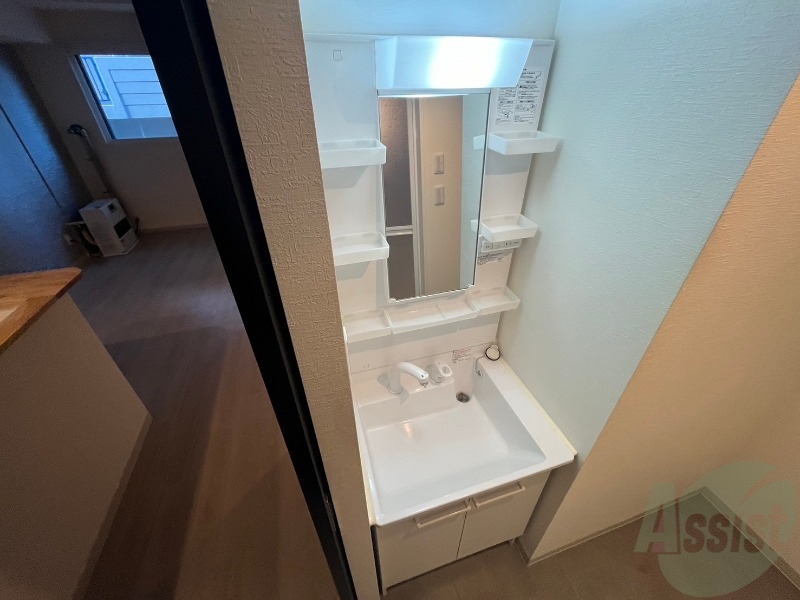 洗面設備　独立洗面台です。大きくてよいですね。シャンプーもできます。