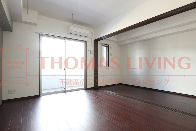 居室・リビング　隣の洋室と繋げてワンルームのようにもお使いいただけます。(写