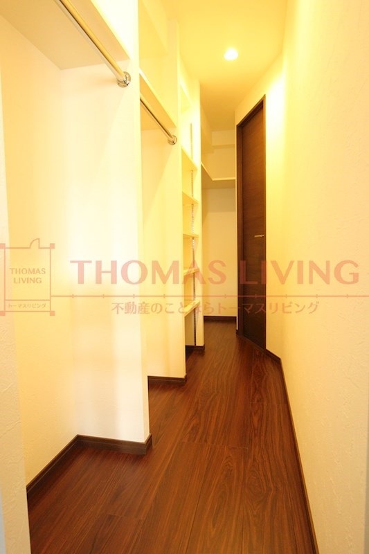 収納　ウォークインクローゼットには色々なタイプの棚が備え付け。(写