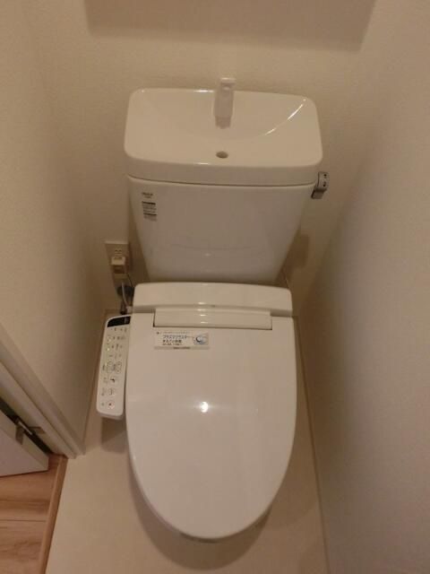 トイレ　落ち着いた色調のトイレです