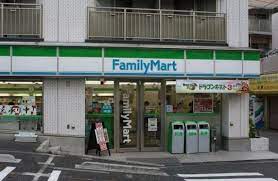 コンビニ　ファミリーマート 牛込柳町駅前店（コンビニ）まで477m