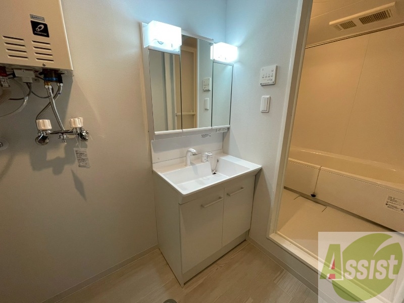 洗面設備　大きくて使いやすそうな独立洗面台になっています。