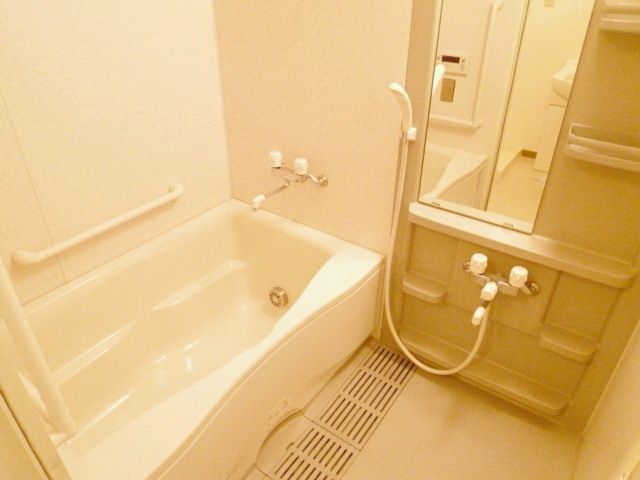 バス・シャワールーム　★追い焚き機能付きバス★