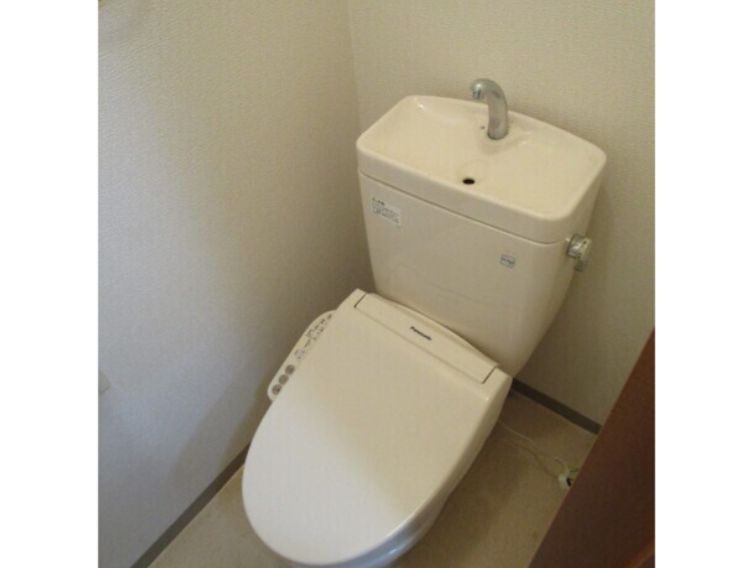 トイレ　落ち着いた色調のトイレです