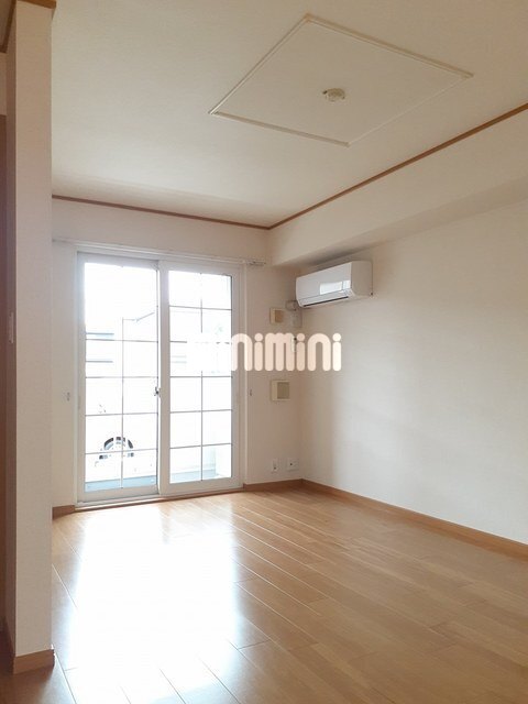 居室・リビング　エアコン完備の居室スペース。