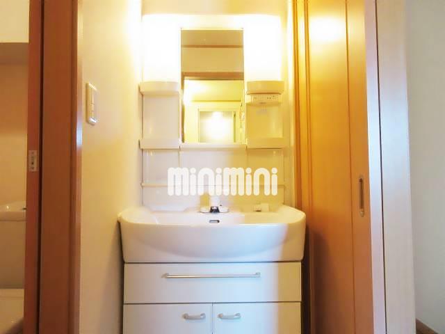 洗面設備　独立タイプの洗面台。