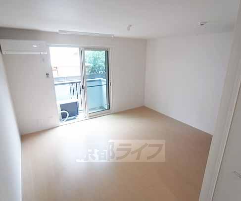 居室・リビング　明るく広々した洋室。