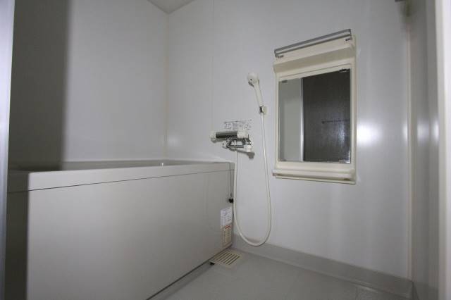 バス・シャワールーム　清潔感のあるバスルームです。