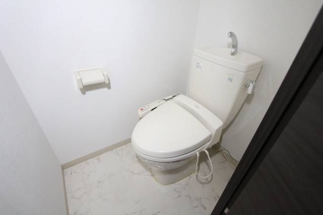 トイレ　温水洗浄便座付きのお手洗いです。