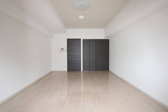 居室・リビング　建具とフロアのコントラストが美しい居室です。