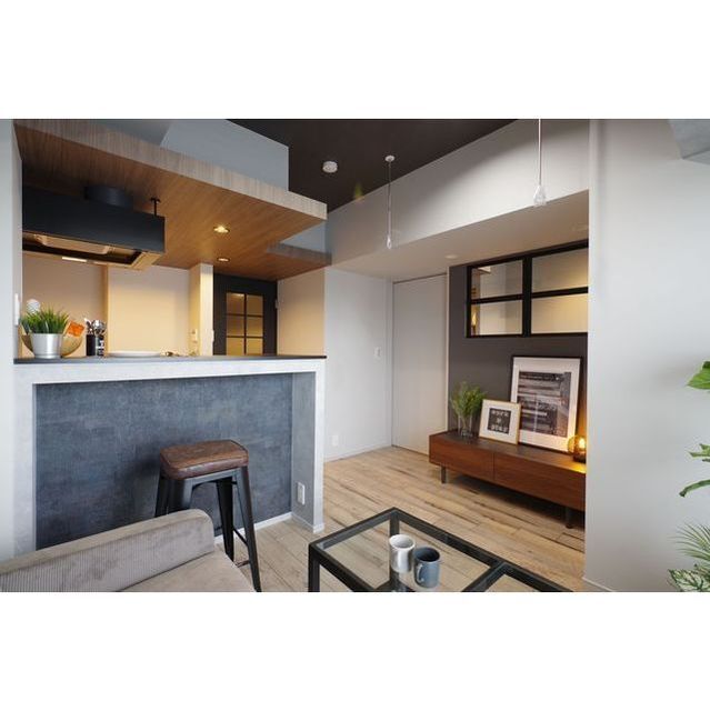 居室・リビング　家具／調度品に関しては配置例を示したものであり、実際の賃貸に