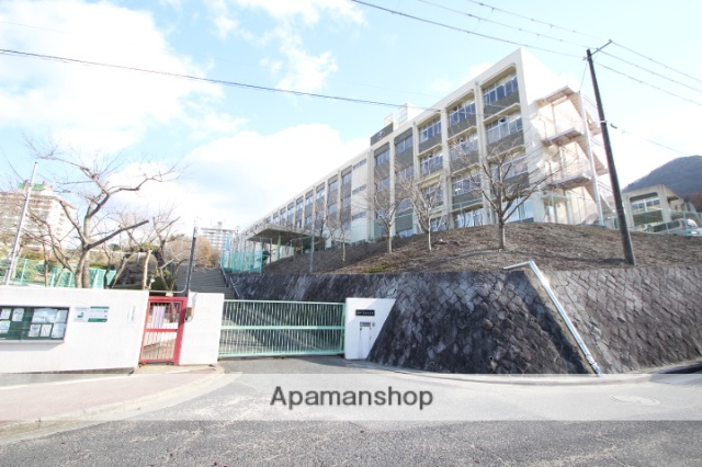 小学校　花山小学校（小学校）まで1604m