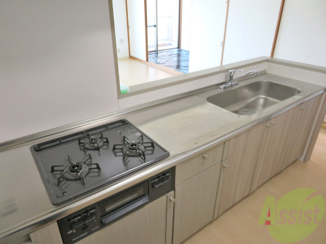 キッチン　システムキッチン。グリル付きでお魚も焼けますね。