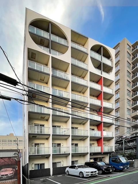 建物外観　８階建ての賃貸マンション